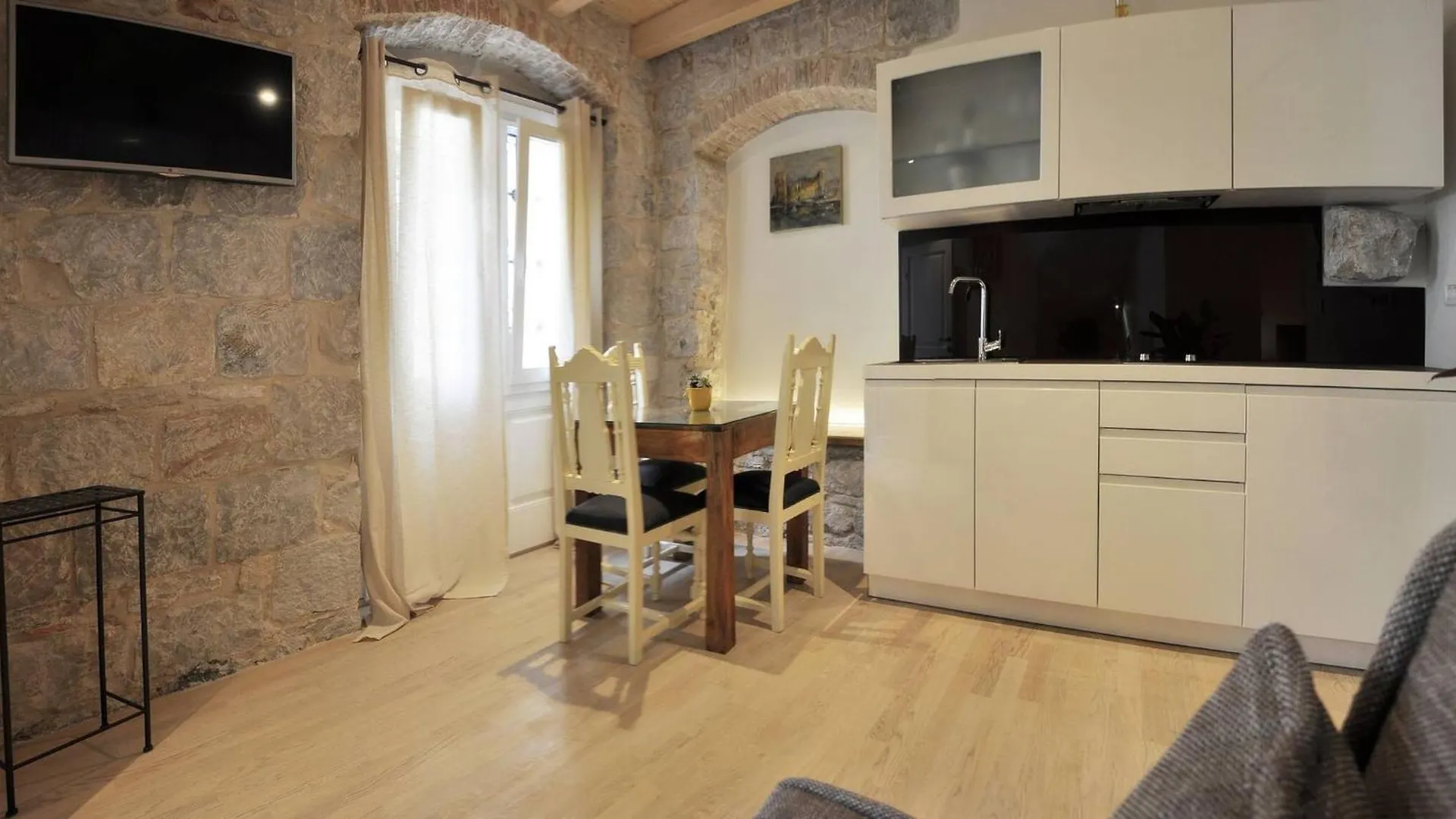 הקונטקטים של Triple Studio In The City Center